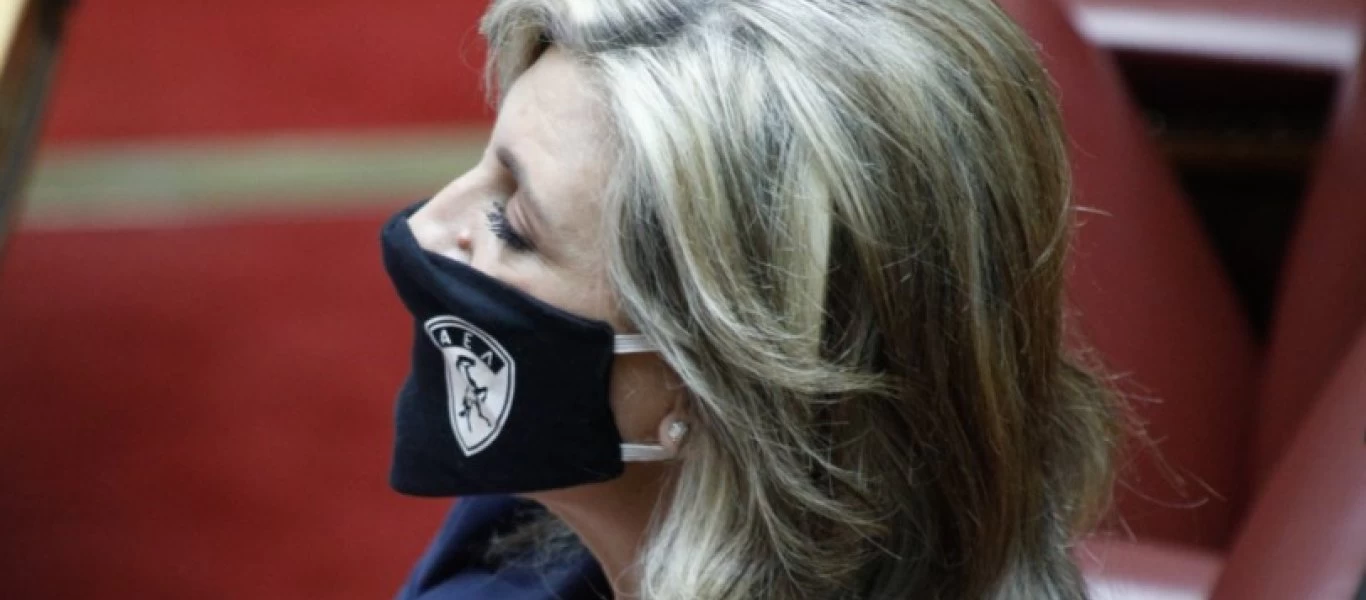 Η βουλευτής του ΚΙΝΑΛ Ε.Λιακούλη πήγε στη Βουλή με μάσκα με το σήμα της Λάρισας (φώτο)